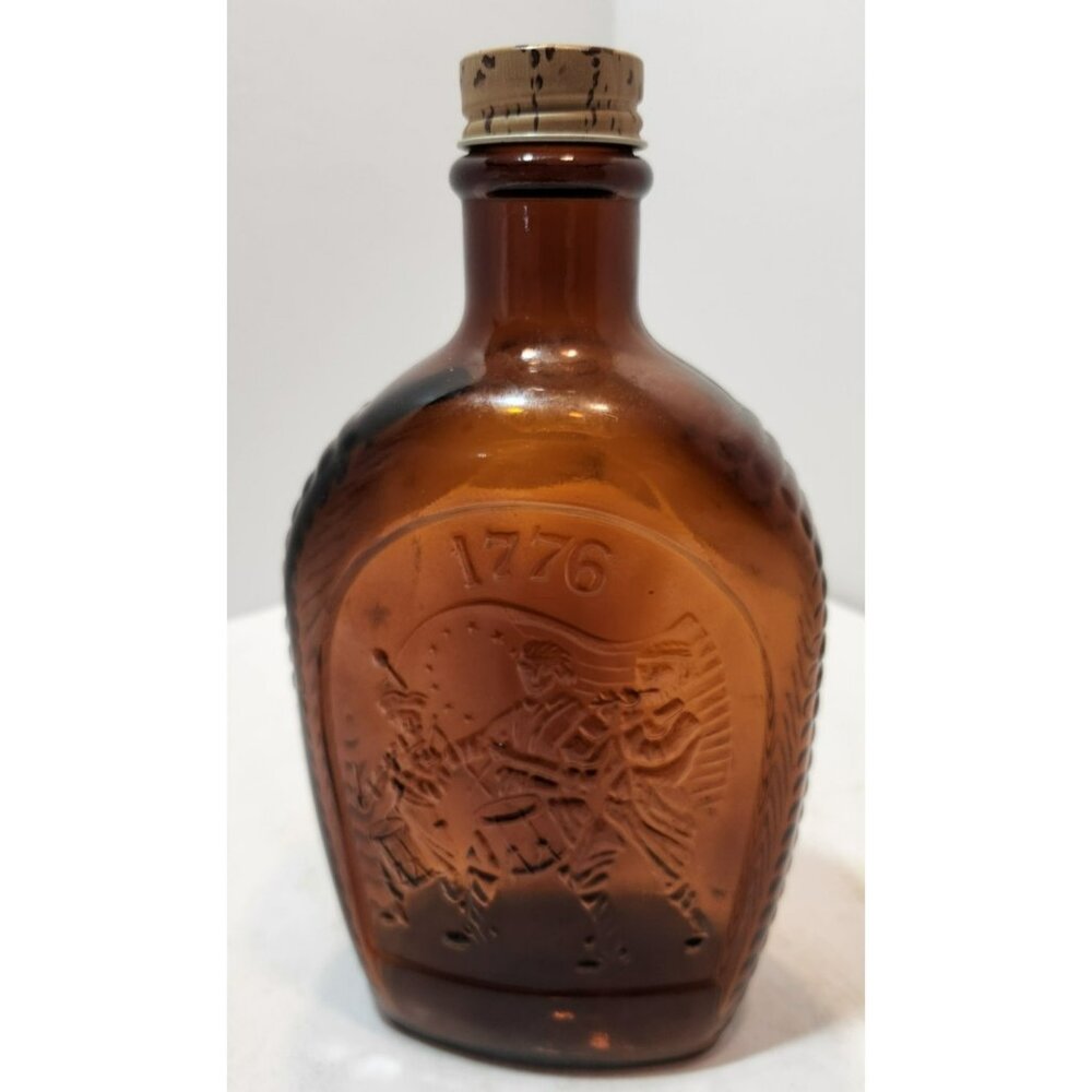 Vtg Log Cabin Syrup Brown Glass 1776 Empty Bottle w/Patriot Drummer & Flag